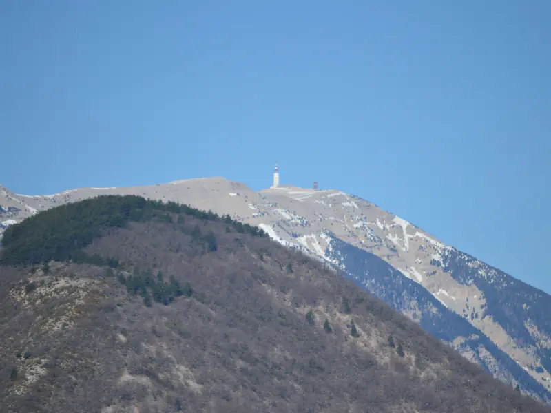 De top van de Mont Ventoux met zijn toren, met sneeuwplekken op de kale helling